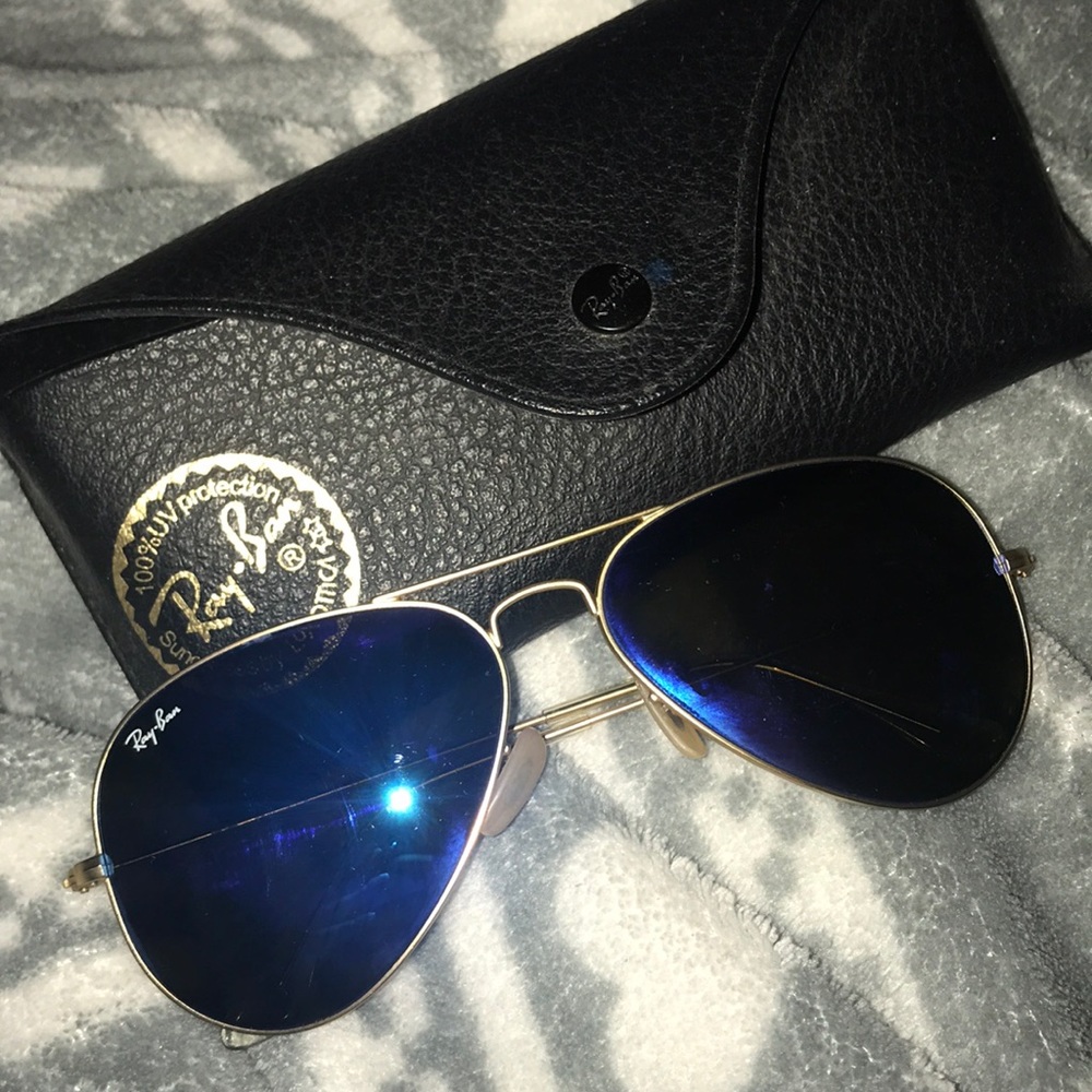 Rayban blue mirror aviators.